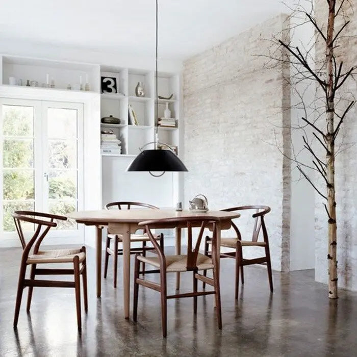 Chaise à accoudoirs rouge moderne en bois, dossier en Y ouvert, contemporaine pour cuisine, salle à manger avec assise tressée