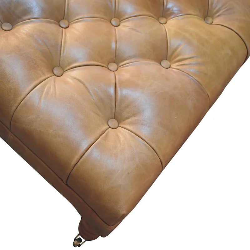 Pouf en cuir pleine fleur couleur havane, avec pieds à roulettes en bois massif