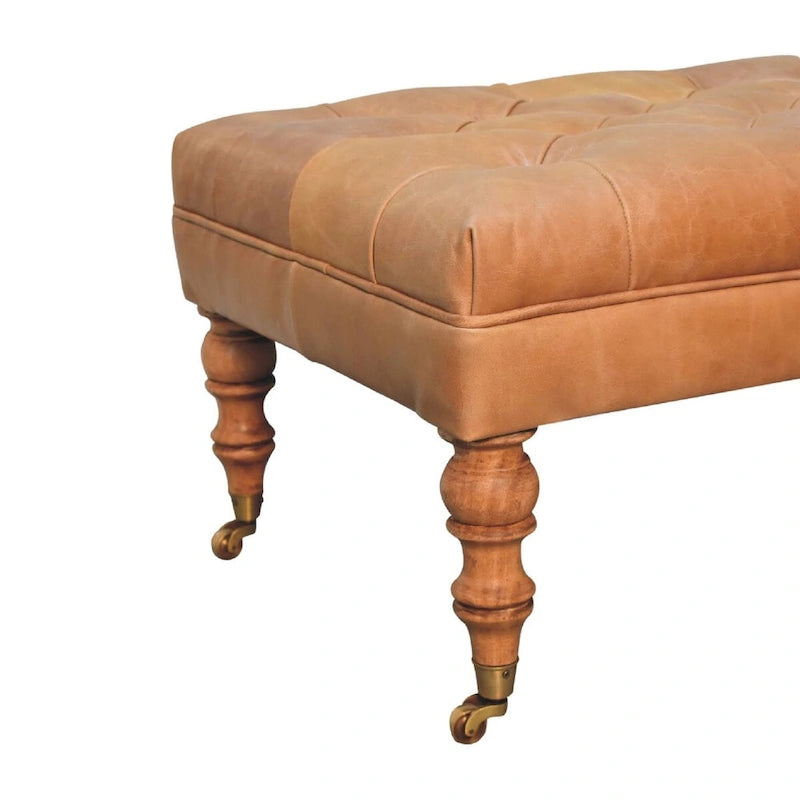 Pouf en cuir pleine fleur couleur havane, avec pieds à roulettes en bois massif