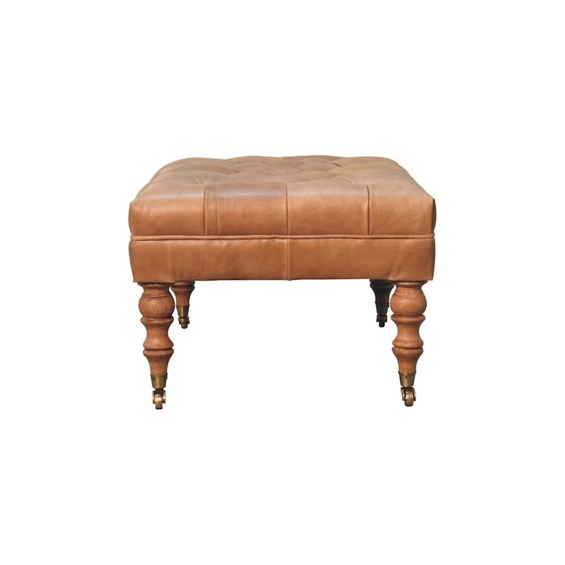 Pouf en cuir pleine fleur couleur havane, avec pieds à roulettes en bois massif
